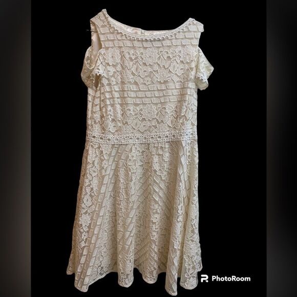 Tahari Arthur S Levine Ivory Eyelet Lace Cold Shoulder A-Line Dress - Picture 2 of 5